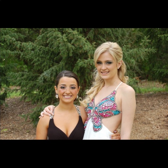 Butterfly cut prom dress open in back - Picture 4 of 4